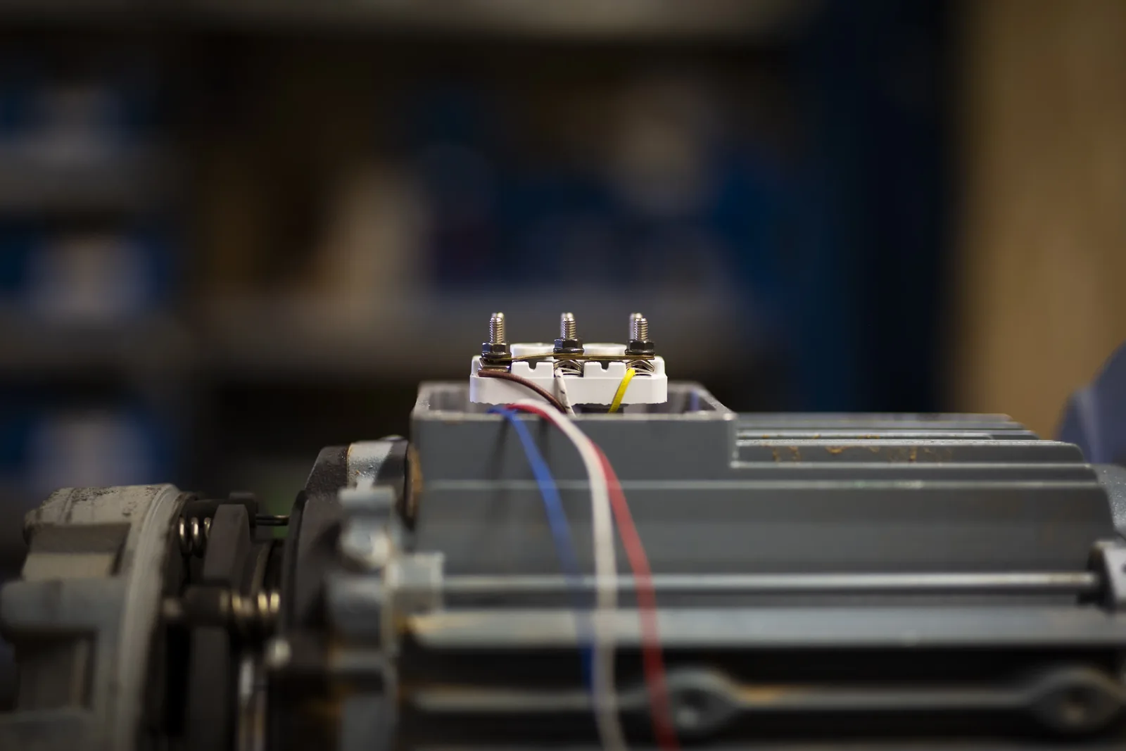 Atelier de bobinage TCA Industries — stator en cours de rebobinage