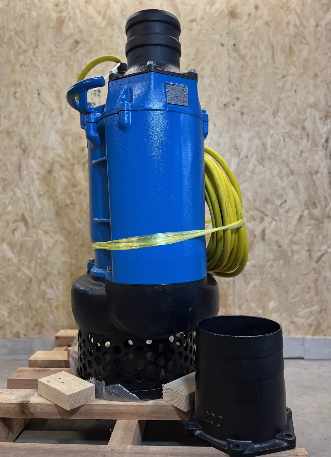 Pompe immergée de chantier avec crépine et câble sur palette chez TCA Industries