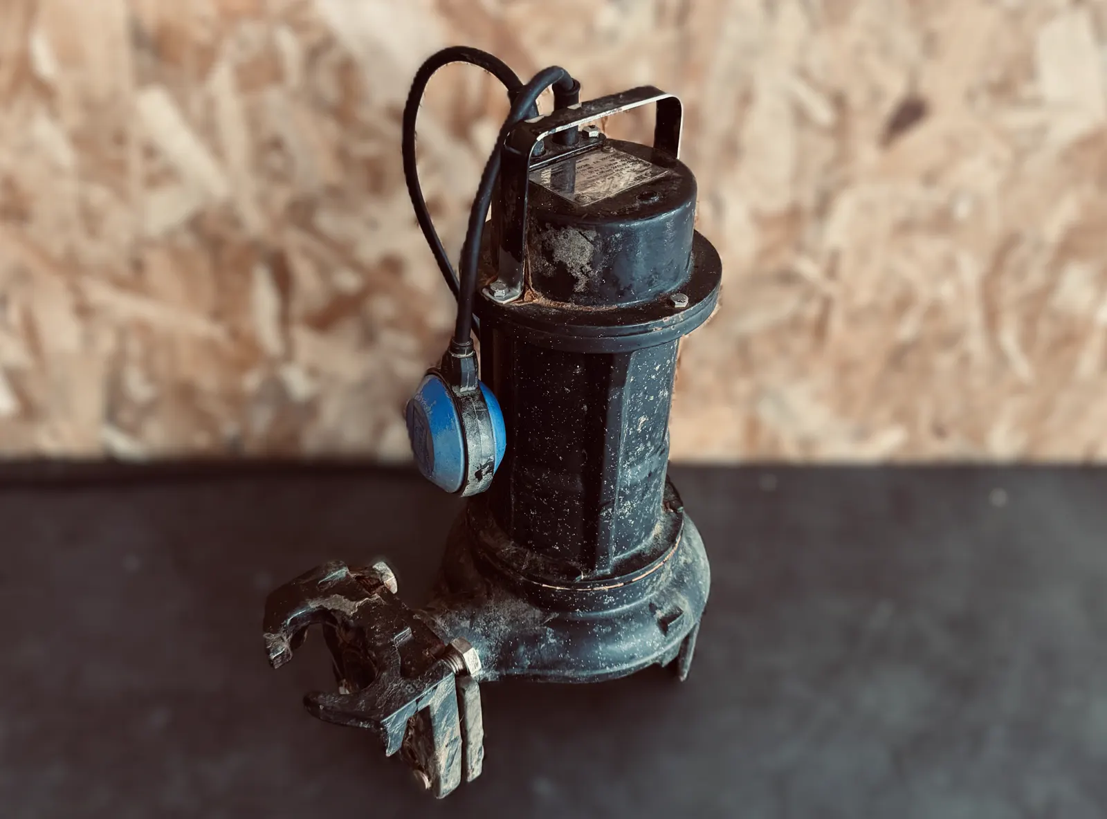 Pompe de relevage en fonte avec flotteur en réparation à l'atelier TCA Industries