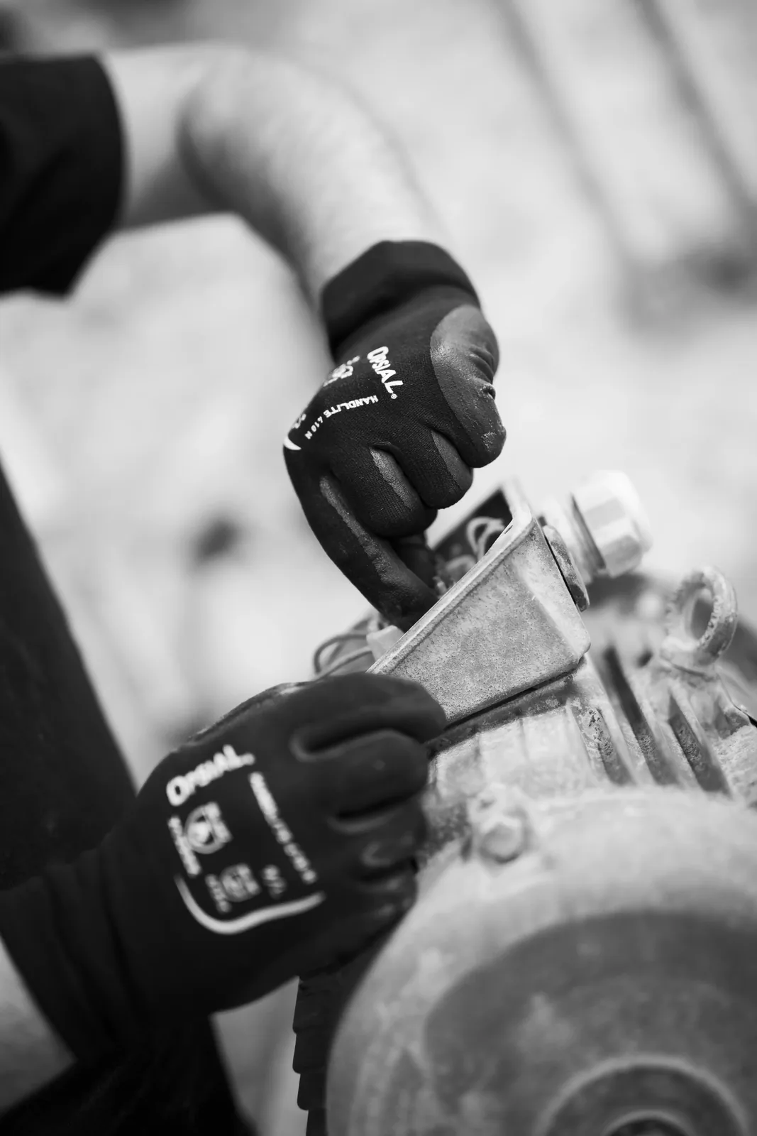 Technicien TCA Industries au travail dans l'atelier de Clermont-Ferrand