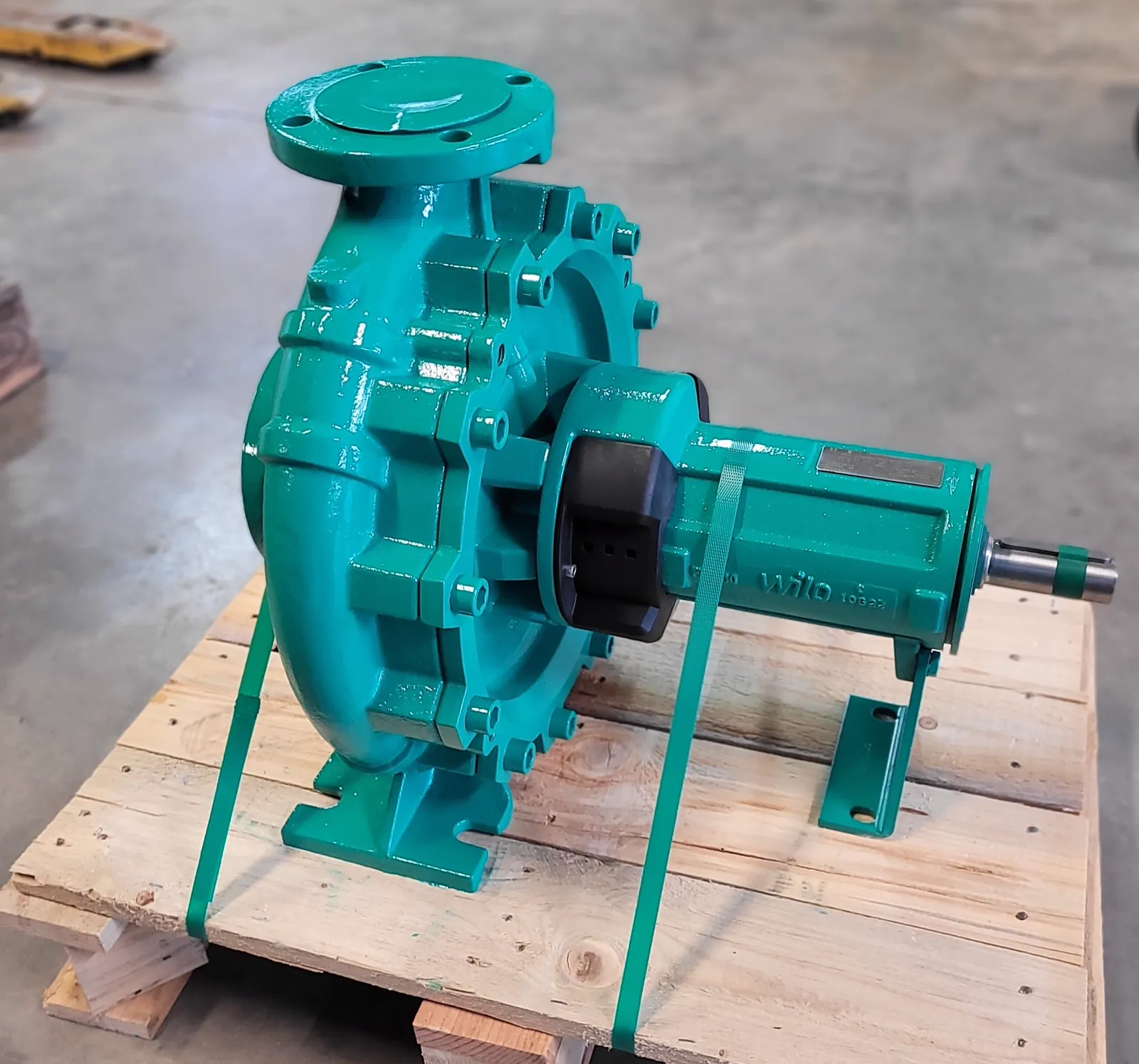 Pompe centrifuge de surface Wilo sur palette dans l'atelier TCA Industries
